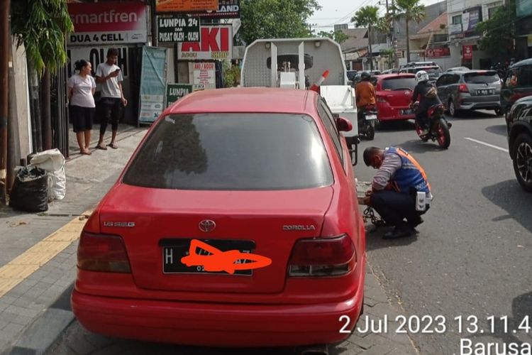 Mobil misterius terparkir lebih dari dua minggu di depan warung warga Kota Semarang, Jawa Tengah