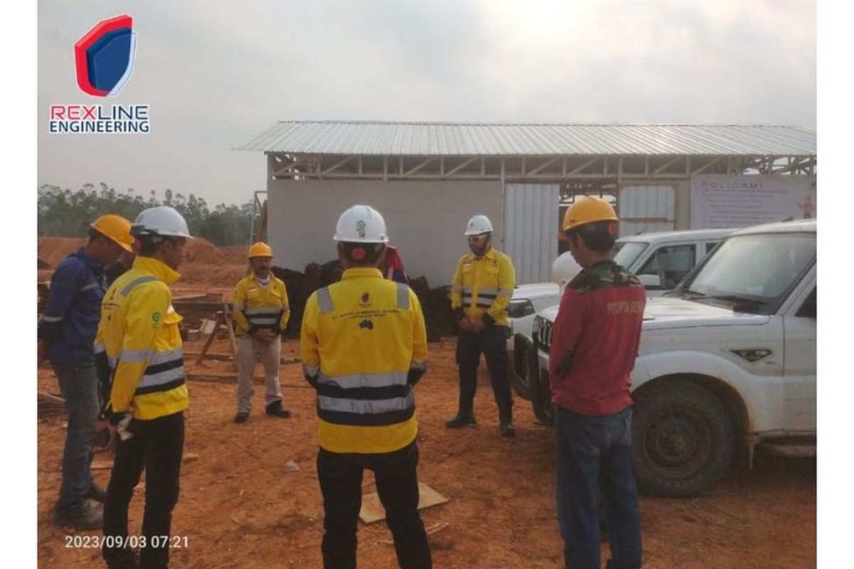 Tim PT Rexline Engineering Indonesia sedang melakukan pekerjaan di proyek.