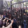 Ratusan Mahasiswa Terlibat Saling Dorong dengan Polisi di Balai Kota Semarang
