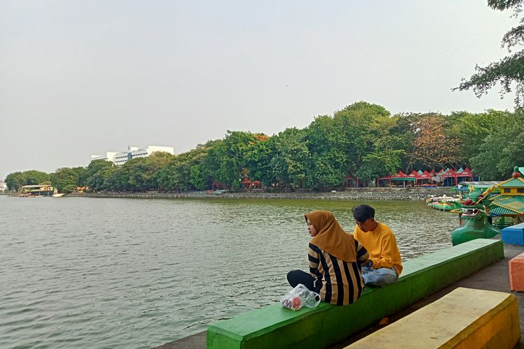Pengunjung Waduk Sunter Selatan, Jakarta Utara, Senin (13/11/2023). 