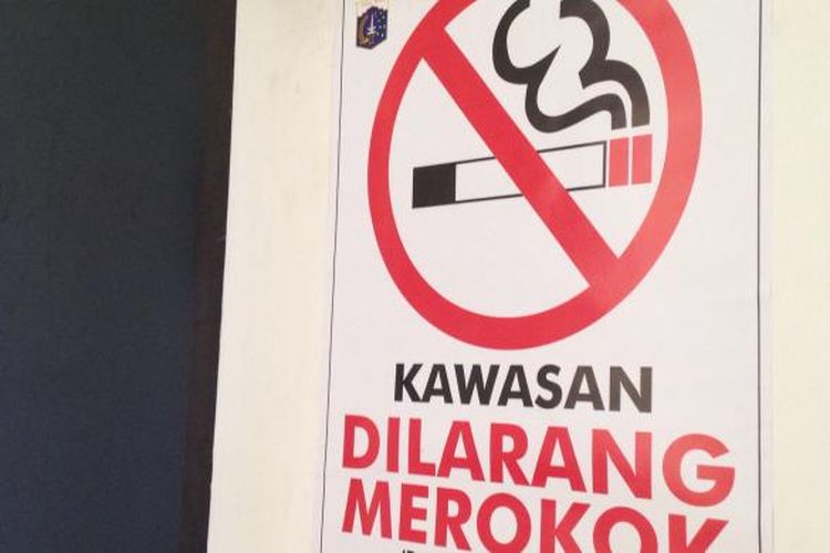 Poster larangan merokok yang ditempel di Kantor Kecamatan Pesanggrahan, Jakarta Selatan, Kamis (9/7/2015). Peraturan ini sesuai dengan Perda DKI Nomor 2 Tahun 2005. Bagi pelanggar, akan dikenakan pidana kurungan maksimal enam bulan dan denda maksimal Rp 50 juta. 