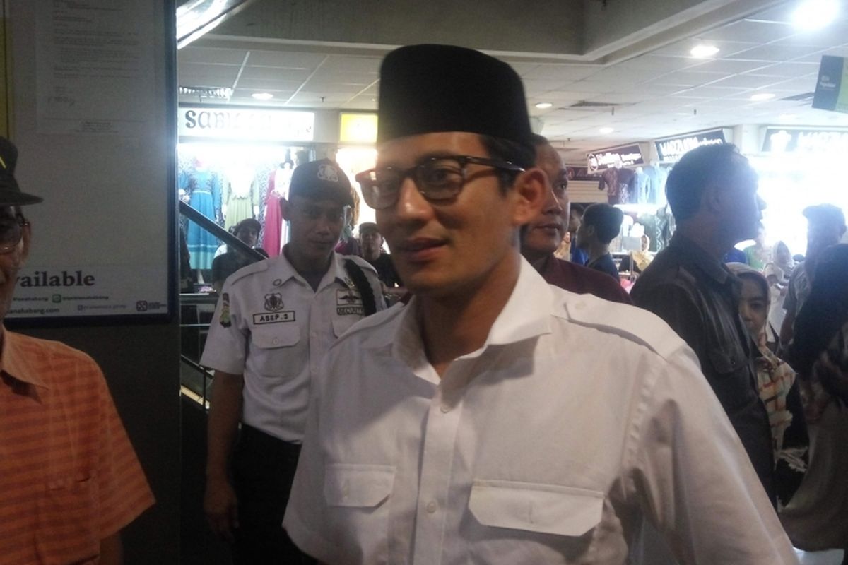 Calon wakil gubernur DKI Jakarta, Sandiaga Uno saat di kawasan Tanah Abang, Jakarta Selatan, Kamis (9/3/2017).