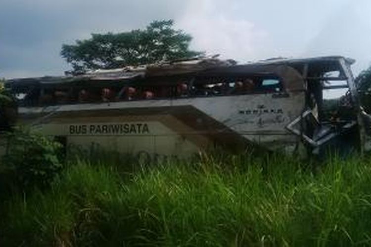 Bangkai bus yang mengangkut rombongan pelajar SMA Al-Huda, Cengkareng, Jakarta, yang mengalami kecelakaan di tanjakan Emen, Subang, Jawa Barat, Selasa (17/6/2014). Bus ini sekarang berada di halaman Mapolres Subang. Kecelakaan tersebut merenggut nyawa 9 orang.