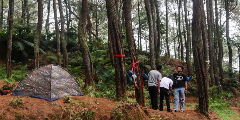 Untuk masuk ke lokasi wisata ini, wisatawan cukup mengeluarkan uang Rp 5.000. Namun, bagi yang berniat berkemah dikenakan biaya Rp10.000. 