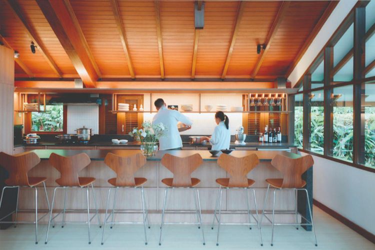 Fritz Hansen menghasilkan interior artistik di Jung Chan Dining. Pengunung dapat bersantap dengan menikmati indahnya furnitur yang instagramable.