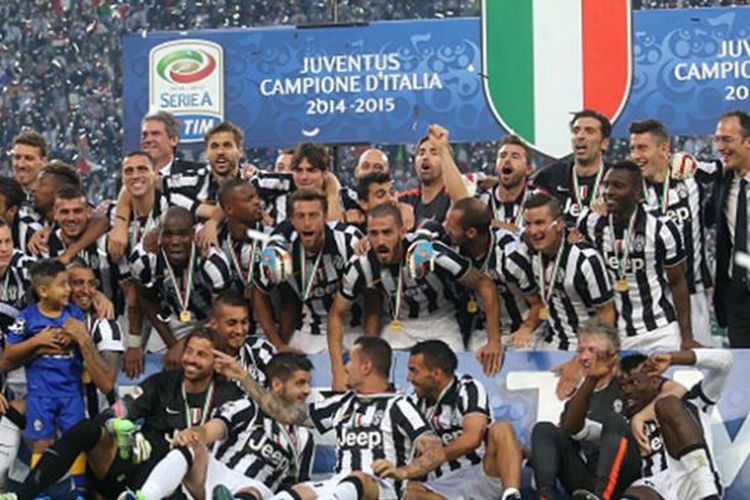 Para pemain Juventus berpesta merayakan keberhasilan meraih scudetto musim ini, Sabtu (23/5/2015). 