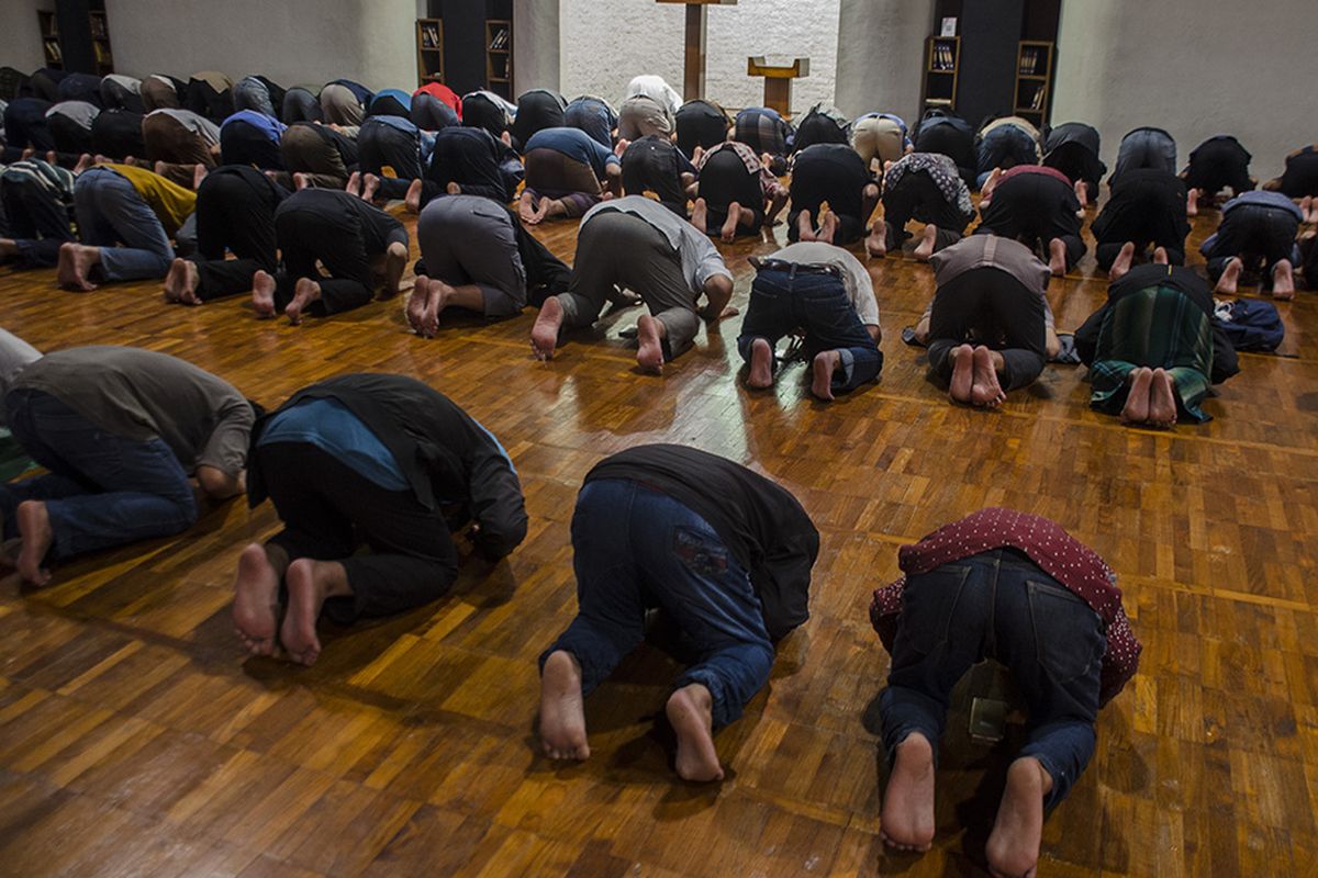 Jemaah melaksakanan shalat di Masjid Salman ITB, Bandung, Jawa Barat (17/3/2020). Pengurus Masjid Salman ITB menerapkan pemberian jarak 15 cm hingga 30 cm antarjamaah dalam saf (barisan) pada setiap salat lima waktu guna meminimalisir dan mencegah penyebaran Virus Corona atau COVID-19.