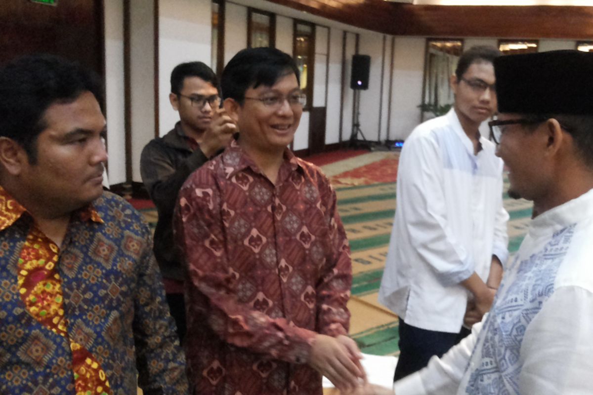 Wakil gubernur terpilih DKI Jakarta Sandiaga Uno menyalami para pejabat DKI yang hadir dalam acara buka puasa bersama di salah satu hotel di Jalan MH Thamrin, Jakarta Pusat, Sabtu (17/6/2017).