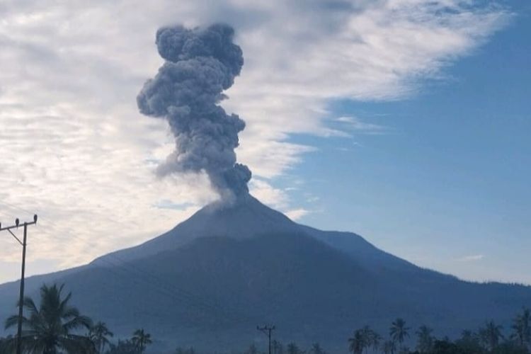 Gunung Lewotobi Kembali Meletus Pagi Ini, Tinggi Kolom Abu 1,6 Kilometer