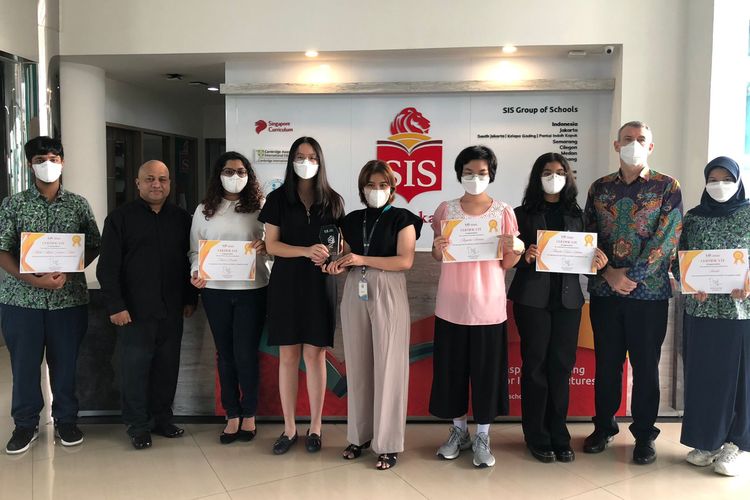 SMA Singapore Intercultural School (SIS) Jakarta Selatan meraih juara pertama dan kedua dalam kompetisi iDMC 2022.