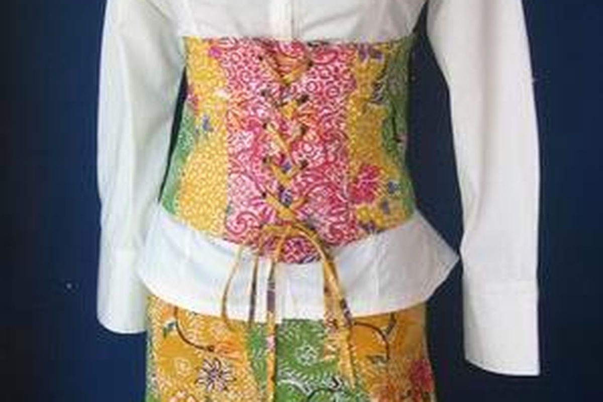 Ikat pinggang lebar mirip korset bertali (corset belt).  