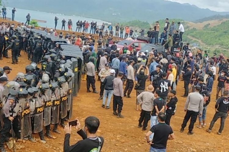 Ratusan warga Konawe Utara demo di kawasan PT Antam di blok Mandiodo, Kabupaten Konawe Utara. Massa mendesak PT Antam agar segera kembali beroperasi di kawasan itu