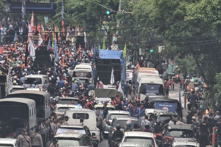 Kemacetan imbas ratusan buruh berhenti di tengah Kota Surabaya, Kamis (30/11/2023).