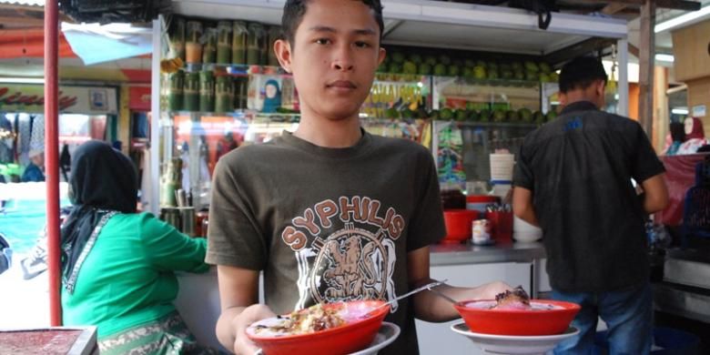 Semangkuk Es Tebak dan Ampiang Dadiah dapat ditemukan di Pasar Atas Bukittinggi, Sumatera Barat.