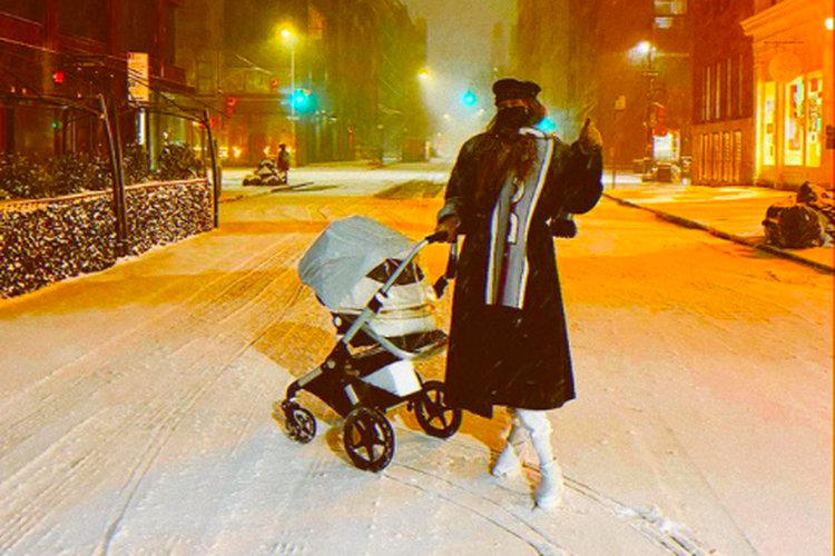 Supermodel Gigi Hadid mengunggah foto dirinya bersama putrinya saat menikmati dinginnya salju di kota New York.