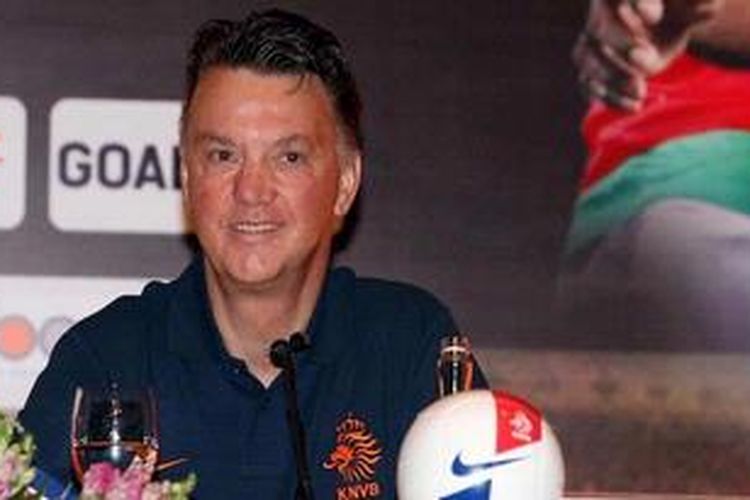 Pelatih timnas Belanda Louis van Gaal menghadiri acara konferensi pers di Hotel Shangri-La, Jakarta, Rabu (5/6/2013). Timnas Belanda akan melakoni pertandingan uji coba melawan Indonesia pada Jumat 7 Juni mendatang di Stadion Utama Gelora Bung Karno. 