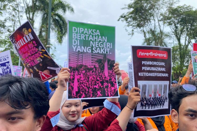 Mahasiswa Balikpapan Demo di Kantor DPRD, Soroti Kenaikan BBM hingga Isu Begal