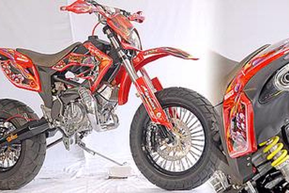 Tak disangka kalau aslinya bebek. Komposisi buritan dan knalpot yang harmonis (kanan)