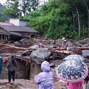 Ruas jalan Tempur-Kaliombo tertutup material longsor usai hujan deras mengguyur wilayah Kabupaten Jepara