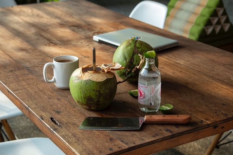 Menjaga tubuh tetap terhidrasi adalah salah satu cara kunci untuk mencegah batu ginjal, termasuk dengan minum air kelapa.