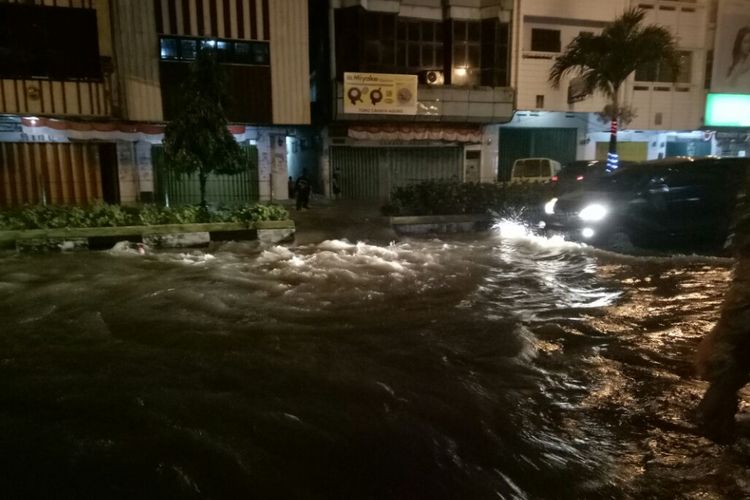 Kawasan AY Patty di pusat Kota Ambon tampak diterjang banjir, Sabtu malam (23/9/2017). 