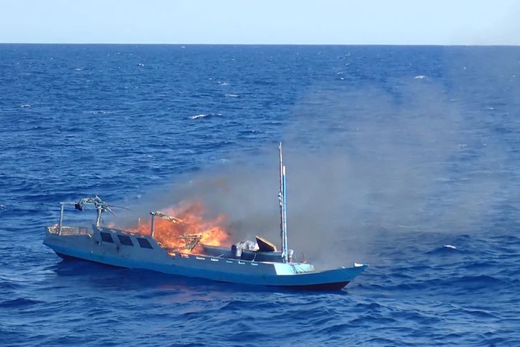 Tiga kapal penangkap ikan ilegal telah dibakar di laut.