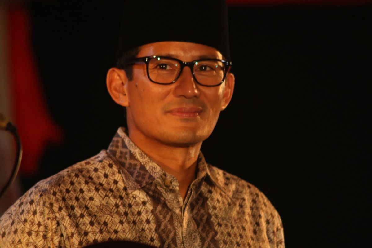 Wakil Gubernur DKI Jakarta Sandiaga Uno saat menghadiri acara nikah massal di jalan MH Thamrin, Jakarta Pusat, Minggu (31/12/2017). Nikah massal yang diadakan oleh pemerintah DKI Jakarta ini diikuti sebanyak 437 pasangan pengantin dari berbagai usia.