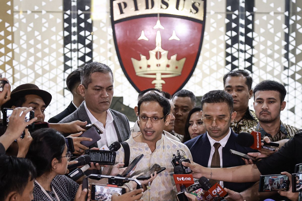 Mantan Menteri Pendidikan, Kebudayaan, Riset, dan Teknologi (Mendikbudristek) Nadiem Makarim (tengah) menjawab pertanyaan awak media usai menjalani pemeriksaan di Gedung Jampidsus Kejaksaan Agung, Jakarta, Senin (23/6/2025). Nadiem Makarim diperiksa sebagai saksi terkait kasus dugaan korupsi dalam pengadaan laptop Chromebook di Kemendikbudristek pada tahun 2019-2022. ANTARA FOTO/Dhemas Reviyanto/tom.