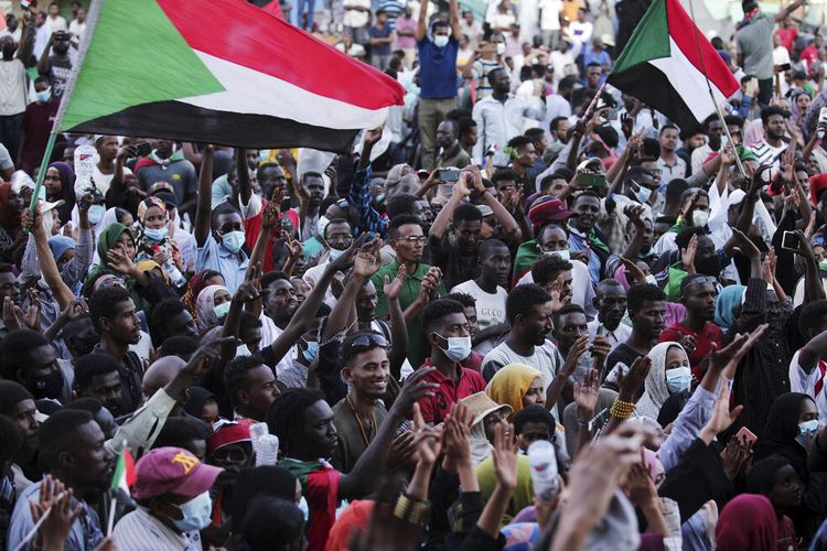 Orang-orang meneriakkan slogan-slogan selama protes di Khartoum, Sudan, Sabtu, 30 Oktober 2021