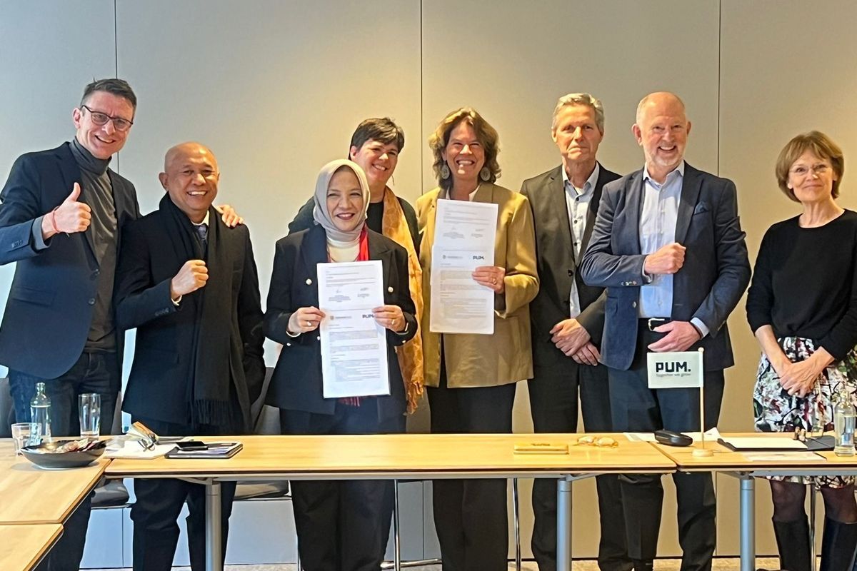 Kementerian Koperasi dan UKM (KemenKopUKM) menjajaki peluang kerja sama dengan PUM Netherlands Senior Experts di Belanda terkait program inkubasi bisnis bagi wirausaha pemula (Start-Up) melalui penandatanganan Letter of Intent (LOI).