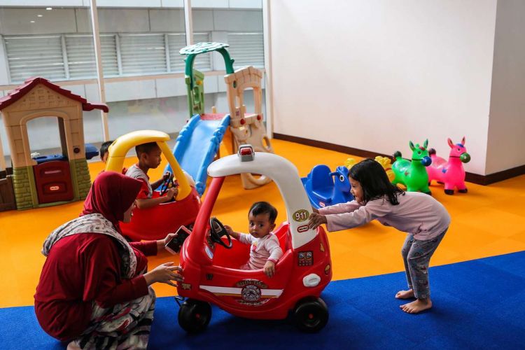 Sejumlah anak bermain di ruangan layanan anak di Perpustakaan Nasional di Jalan Medan Merdeka Selatan, Jakarta Pusat, Rabu (8/11/2017). Perpustakaan Nasional dengan total 24 lantai dan tiga ruang bawah tanah merupakan gedung perpustakaan tertinggi di dunia. KOMPAS.com/GARRY ANDREW LOTULUNG