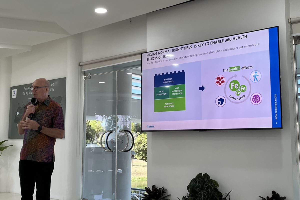 Vice President, Danone Research & Innovation, Southeast Asia, Laurent Clement memberikan pemaparan di di Pabrik Danone Specialized Nutrition, Prambanan, Klaten, Jawa Tengah, Rabu (8/7/2026).