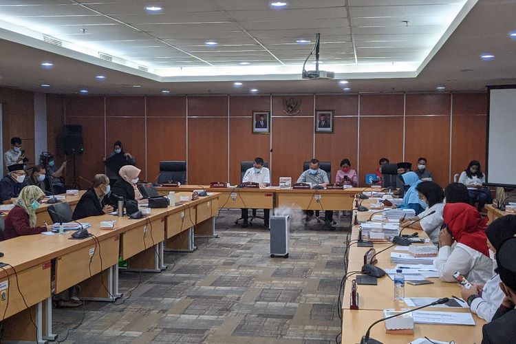 Suasana ruang rapat Komisi E DPRD DKI Jakarta dalam agenda klarifikasi kasus guru rasial dan politis di lingkungan Dinas Pendidikan DKI Jakarta, Selasa (15/12/2020)