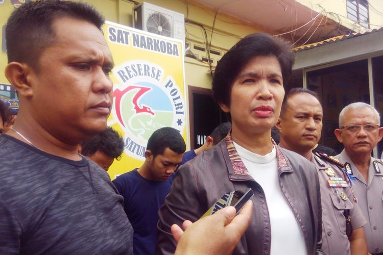 Kabidhumas Polda Sumut Kombes Pol Rina Ginting didampingi Kapolres Binjai MR Salipu dan Kasat Narkoba AKP Bambang Herianto Tarigan memberikan keterangan pers kaburnya 18 tahanan narkoba RTP Polres Binjai, Minggu (14/5/2017)