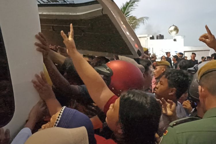 Warga Semarang berebut bantuan dari Presiden Jokowi 