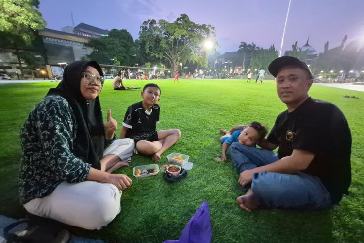 Penasaran Wajah Baru Depok Open Space, Warga Bawa Bekal demi Santai Bareng Keluarga