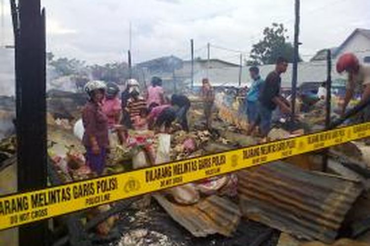Korban kebakaran Pasar Sentral Inhutani Kabupaten Nunukan Kalimantan Utara mengais sisa sisa harta mereka. Kebakaran tersebut menghanguskan 144 kios dan 170 meja pedagang.
