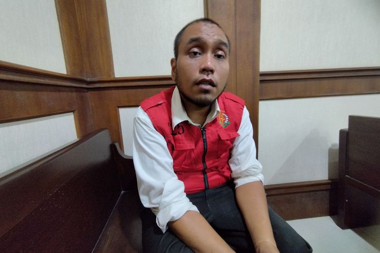 Pelaku pembunuhan Icha, Rudolf Tobing, saat diwawancarai Kompas.com di Pengadilan Negeri Jakarta Pusat, Rabu (12/4/2023). (KOMPAS.com/XENA OLIVIA)