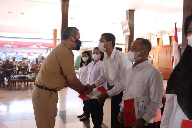 Bupati Wonogiri Joko Sutopo saat mengambil sumpah dan janji 1.300 dari total 2.697 Pegawai Pemerintah dengan Perjanjian Kerja (PPPK) Guru menjadi aparatur sipil negara (ASN) di lingkungan Pemerintah Kabupaten (Pemkab) Wonogiri di Pendopo Kabupaten Wonogiri, Senin (27/6/2022).