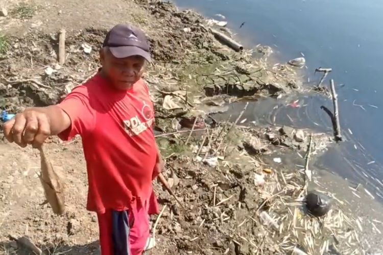 IKAN MATI&mdash;Salah satu warga Desa Karangtengah, Kecamatan Ngawi, Kabupaten Ngawi, Jawa Timur menunjukkan ikan mati yang ditemukan di pinggir Sungai Bengawan Solo. Warga menduga banyak ikan mati akibat air sungai yang tercemar limbah pabrik. 