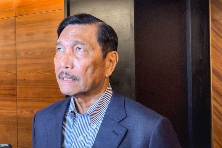 Menteri Koordinator Kemaritiman dan Investasi Luhut Binsar Pandjaitan saat ditemui usai perayaan ulang tahunnya ke-76 di Sopo Del Tower, Jakarta, Kamis (28/9/2023). 