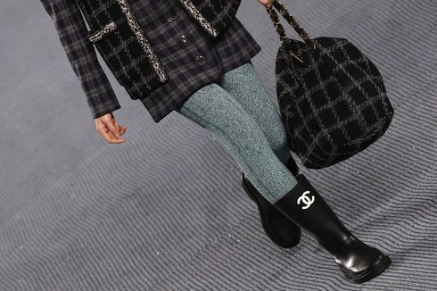 Bot Karet, Koleksi Anyar Chanel di Ajang Paris Fashion Week