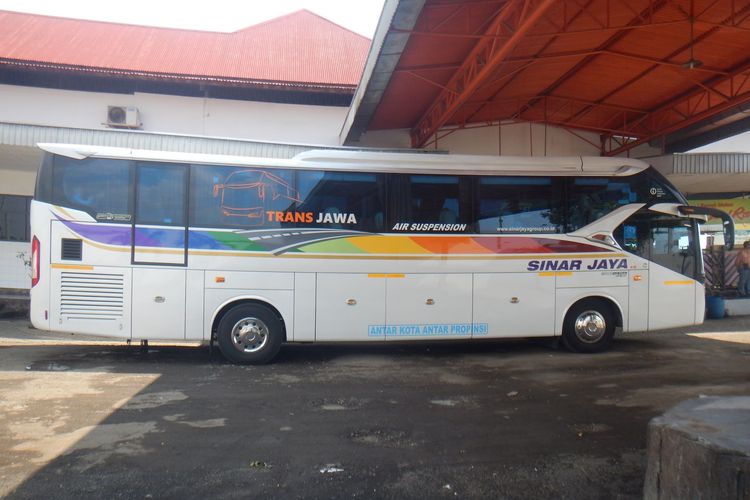 Bus AKAP PO Sinar Jaya dengan sasis Hino RN 285