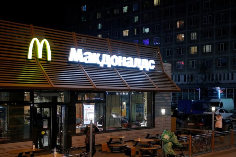 Restoran McDonald's di Saint Petersburg, Rusia 8 Maret 2022.