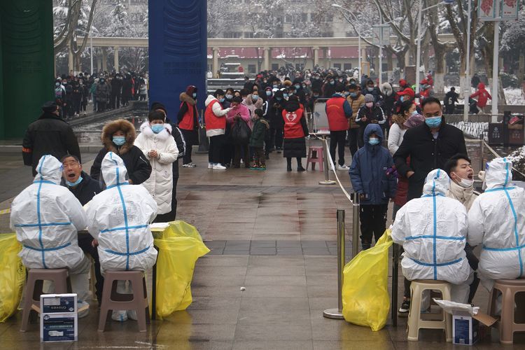 Warga mengantre untuk melakukan tes Covid-19 secara massal di kota Zhengzhou, provinsi Henan, China tengah, pada 5 Januari 2022.