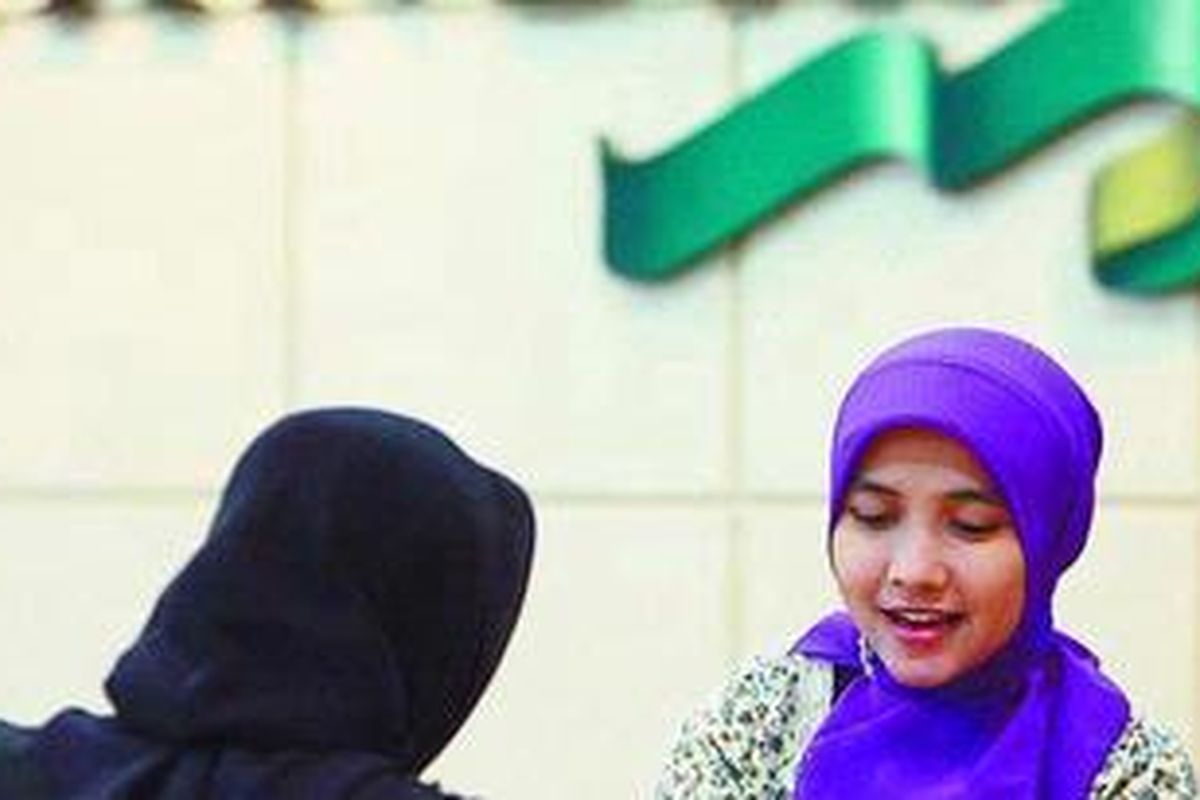 Nasabah bertransaksi di Bank Syariah Mandiri di kawasan Thamrin, Jakarta Pusat, Jumat (24/10). Produk perbankan syariah menjadi salah satu alternatif bagi masyarakat untuk menginvestasikan dananya atau untuk memenuhi kebutuhan pembiayaannya.  