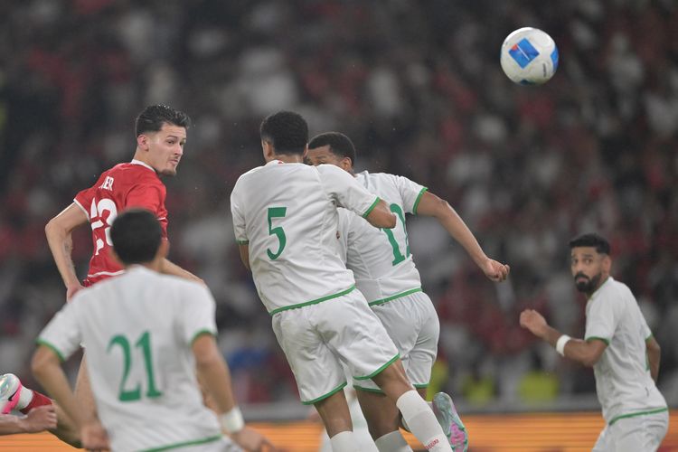 Pesepak bola Timnas Indonesia Justin Hubner (kiri) menyundul bola untuk mencetak gol ke gawang Timnas Oman dalam laga FIFA Match Day di Stadion Utama Gelora Bung Karno (SUGBK), Senayan, Jakarta, Jumat (5/6/2026). ANTARA FOTO/Aditya Pradana Putra/bar