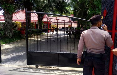 Polisi berjaga di pintu gerbang rumah dinas Wali kota Blitar, Senin (12/12/2022)