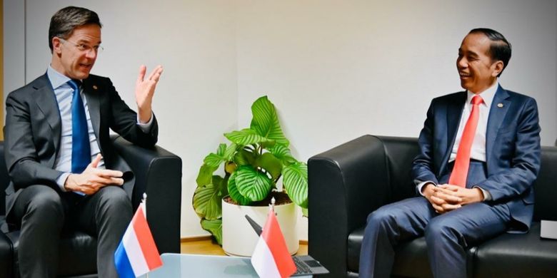 Indonesia's President Joko Widodo (right) and Dutch Prime Minister Mark Rutte (left) hold a bilateral meeting on the sidelines of the ASEAN-EU Commemorative Summit in Brussels, Belgium on Wednesday, December 14, 2022. 