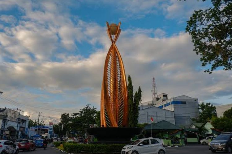 Tugu Sambulu Gana atau Tugu Nol Kilometer Kota Palu.